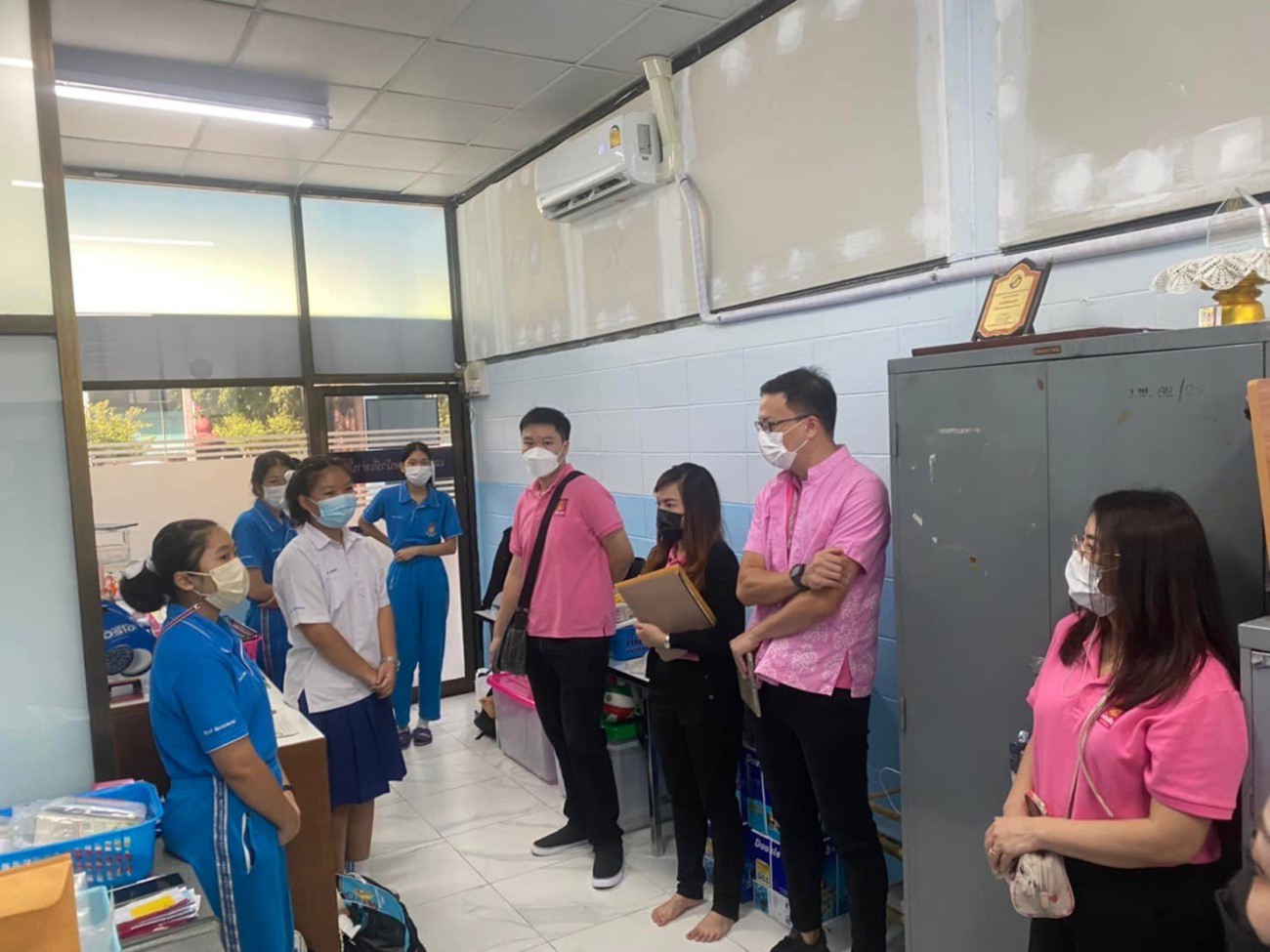 ทีมผู้บริหารจากธนาคารออมสิน หนองหอยและธนาคารออมสินภาค 8 ซึ่งเข้ามาเยี่ยมชมและให้คำแนะนำเกี่ยวกับการดำเนินงาน และการเปิดบัญชีธนาคารของนักเรียนระดับชั้นมัธยมศึกษาปีที่ 1 และ 4 ประจำปีการศึกษา 2565 uploads/2/2022-11/284169323_3087166008216109_385225652238041430_n.jpg