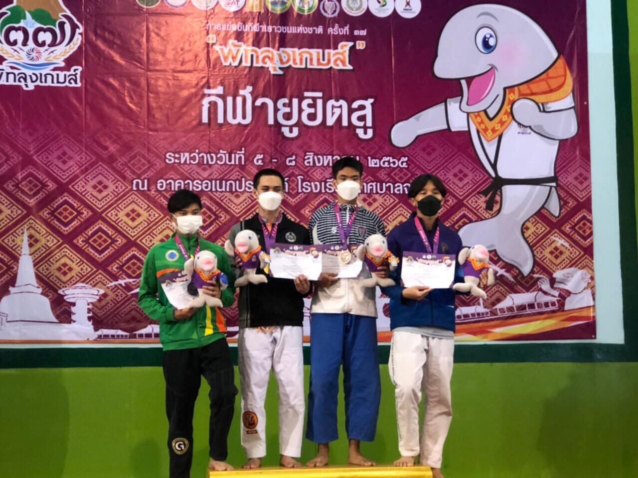 นายเกริกฤทธิ์ ยาวิราช นักเรียนชั้นมัธยมศึกษาปีที่ 5/6 คว้ารางวัลในการแข่งขันกีฬายูโดยุวชนเยาวชนชิงแชมป์ประเทศไทย ครั้งที่ 26 จังหวัดเพชรบูรณ์ uploads/2/2022-11/7c54079c050db08cc0c852acf2d93891.jpg