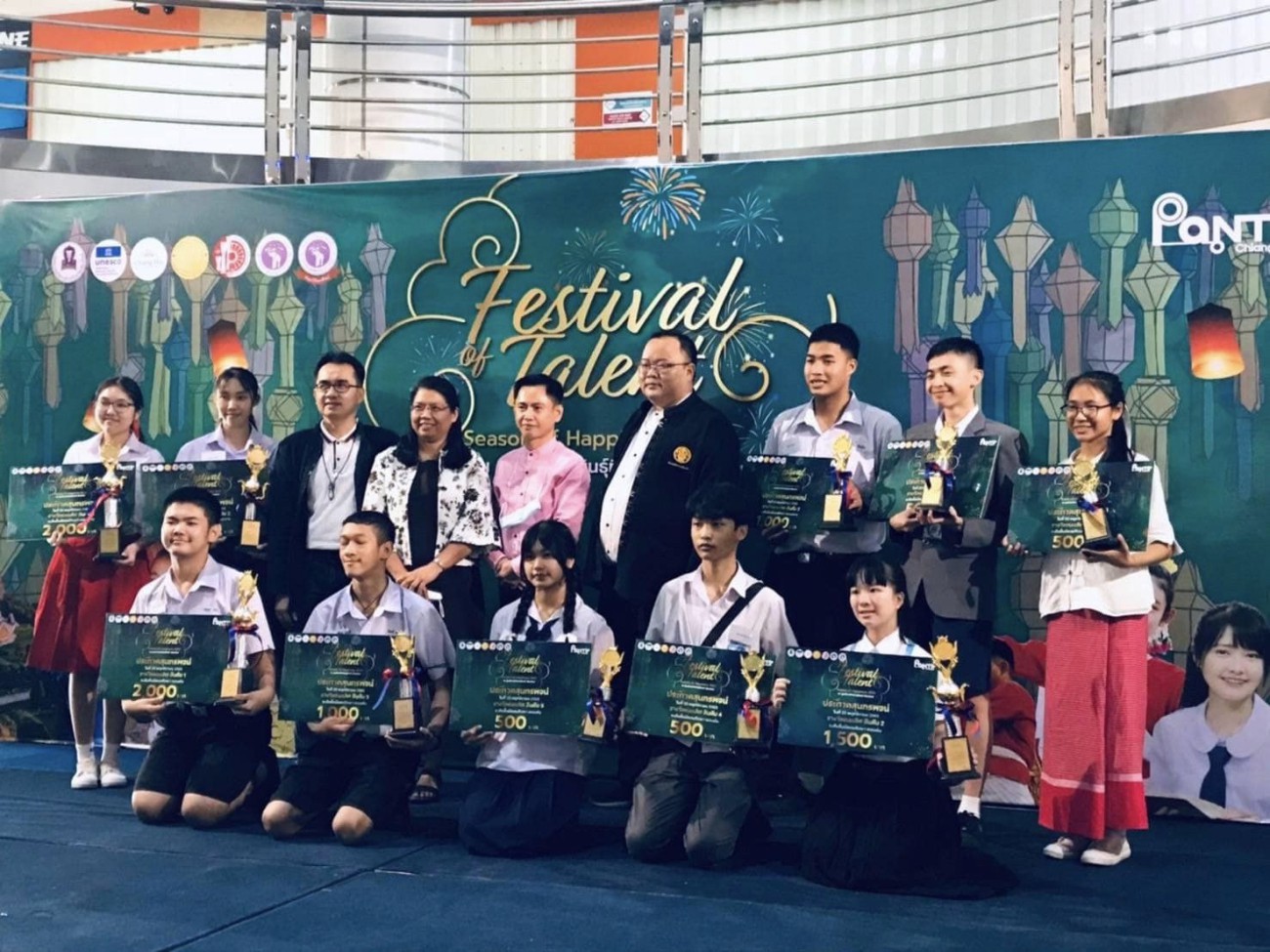 ครูกลุ่มสาระการเรียนรู้ภาษาไทยและนักเรียนที่ได้รับรางวัลจากการแข่งขันทักษะทางภาษาไทย ตามโครงการ "Festival of Talent" uploads/2/2022-11/fa0a053cc77d9ec8811593257a13b6a2.jpg