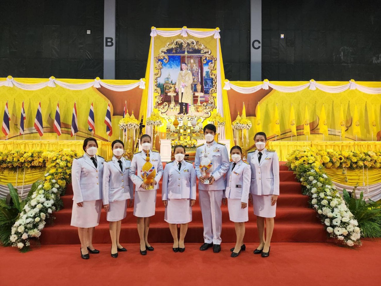 ตัวแทนข้าราชการครูและบุคลากรทางการศึกษาโรงเรียนวัฒโนทัยพายัพ เข้าร่วมพิธีถวายเครื่องราชสักการะและวางพานพุ่มและพิธีจุดเทียนชัยถวายพระพร เนื่องในโอกาสโอกาสมหามงคลวันเฉลิมพระชนมพรรษา พระบาทสมเด็จพระปรเมน uploads/2/2022-12/296162467_3129391890660187_769618287130528255_n.jpg