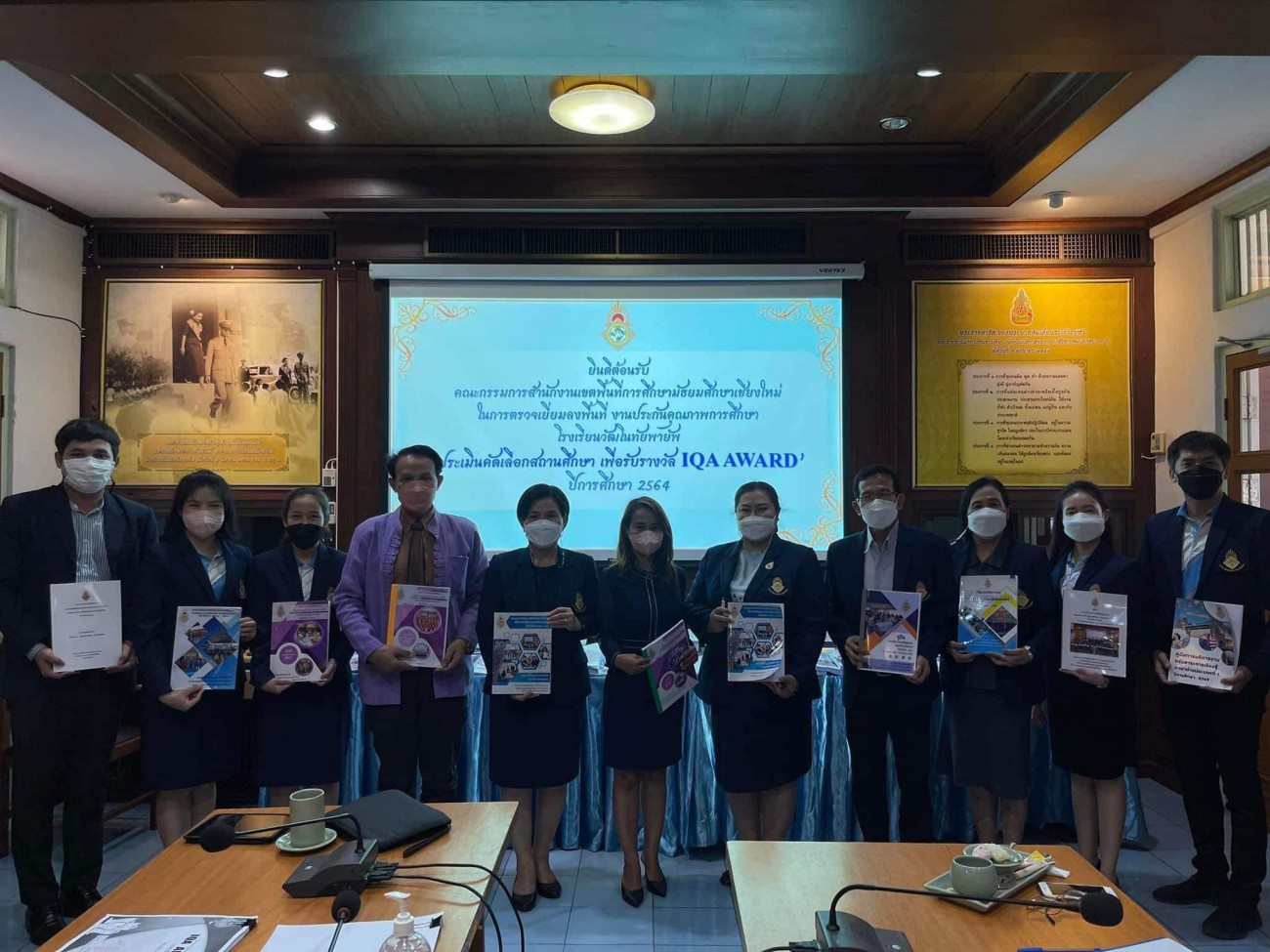 ให้การต้อนรับคณะกรรมการ นางสาวพิมพ์สุดา เอี่ยมสกุล และ นายวรเศรษฐ์ อมรนันทพัฒน์ ศึกษานิเทศก์จากสำนักงานเขตพื้นที่การศึกษามัธยมศึกษาเชียงใหม่ ในการตรวจเยี่ยมลงพื้นที่ งานประกันคุณภาพการศึกษา uploads/2/2022-12/298768983_3138452079754168_4295737604454726779_n.jpg