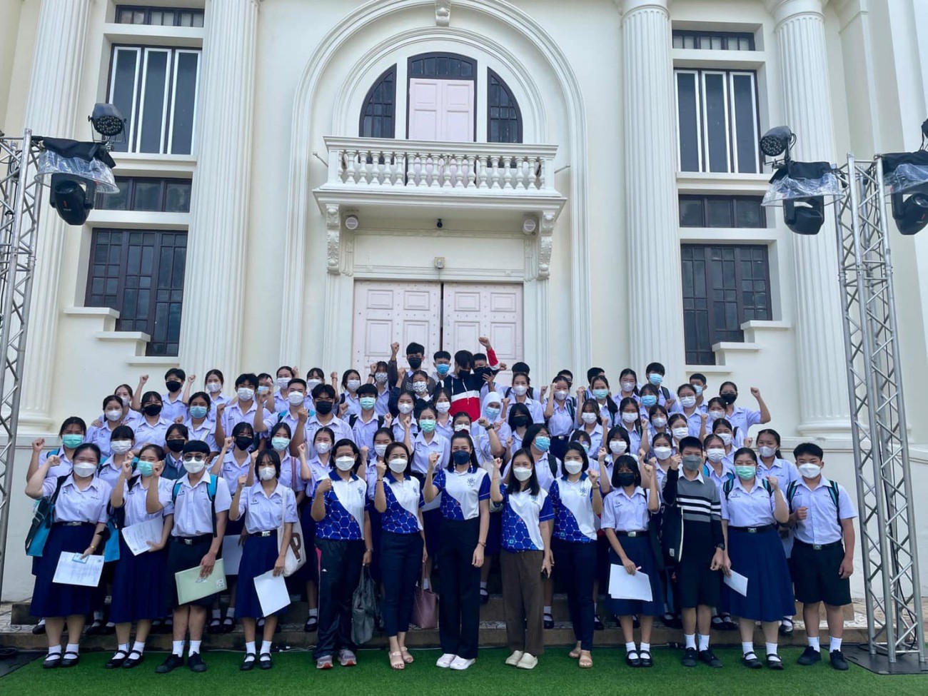 นักเรียนห้องเรียนวิทยาศาสตร์การแพทย์ และห้องเรียนพิเศษพื้นฐานวิศวกรรมคอมพิวเตอร์และหุ่นยนต์ ระดับมัธยมศึกษาตอนต้น และนักเรียนห้องเรียนพิเศษวิทยาศาสตร์ คณิตศาสตร์ วิศวกรรมคอมพิวเตอร์และหุ่นยนต์ ระดับมั uploads/2/2022-12/300820131_3151995635066479_2558403917937562695_n.jpg