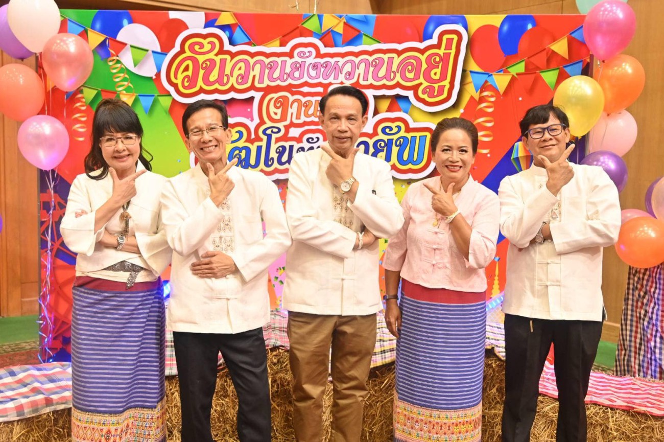 กิจกรรมมุทิตาจิต “กษิณาลัย ร้อยดวงใจวัฒโนทัยสานสายใยผูกพัน” ในภาคค่ำเพื่อเป็นการแสดงมุทิตาคาราวะ แก่ผู้เกษียณอายุราชการ ประจำปี 2565 ทั้ง 6 ท่าน uploads/2/2022-12/309404051_420275436904695_6822113560152167737_n.jpg