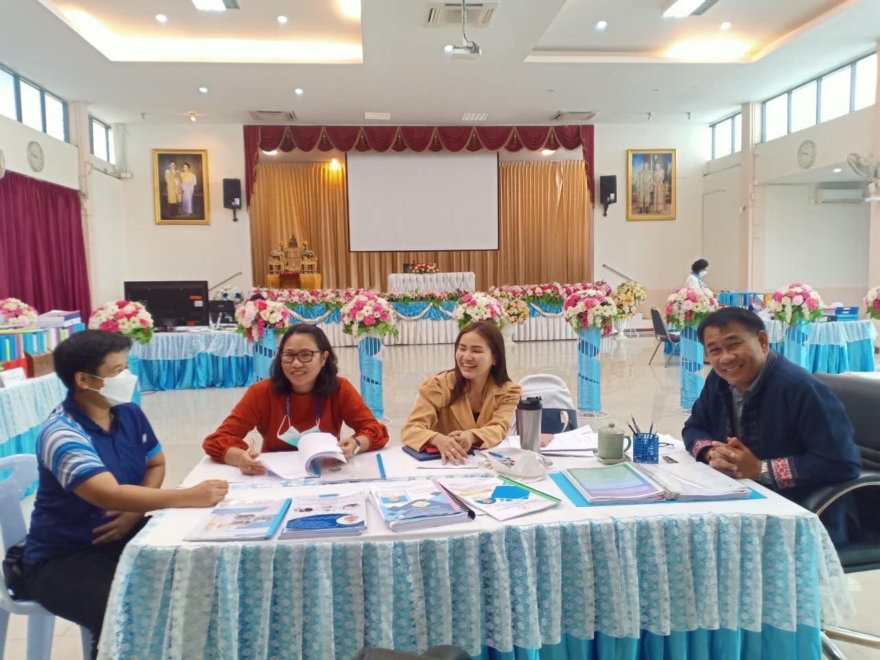 นายสุพล ประสานศรี ผู้อำนวยการโรงเรียนวัฒโนทัยพายัพ เป็นประธานกรรมการ ตรวจสอบและกลั่นกรองข้อมูลในการประเมินข้อตกลงในการพัฒนางาน (Preformance Agreement : PA) ของข้าราชการครูและบุคลากรทางการศึกษาโรงเรียน uploads/2/2022-12/312325165_435134582085447_5344452856234843574_n.jpg