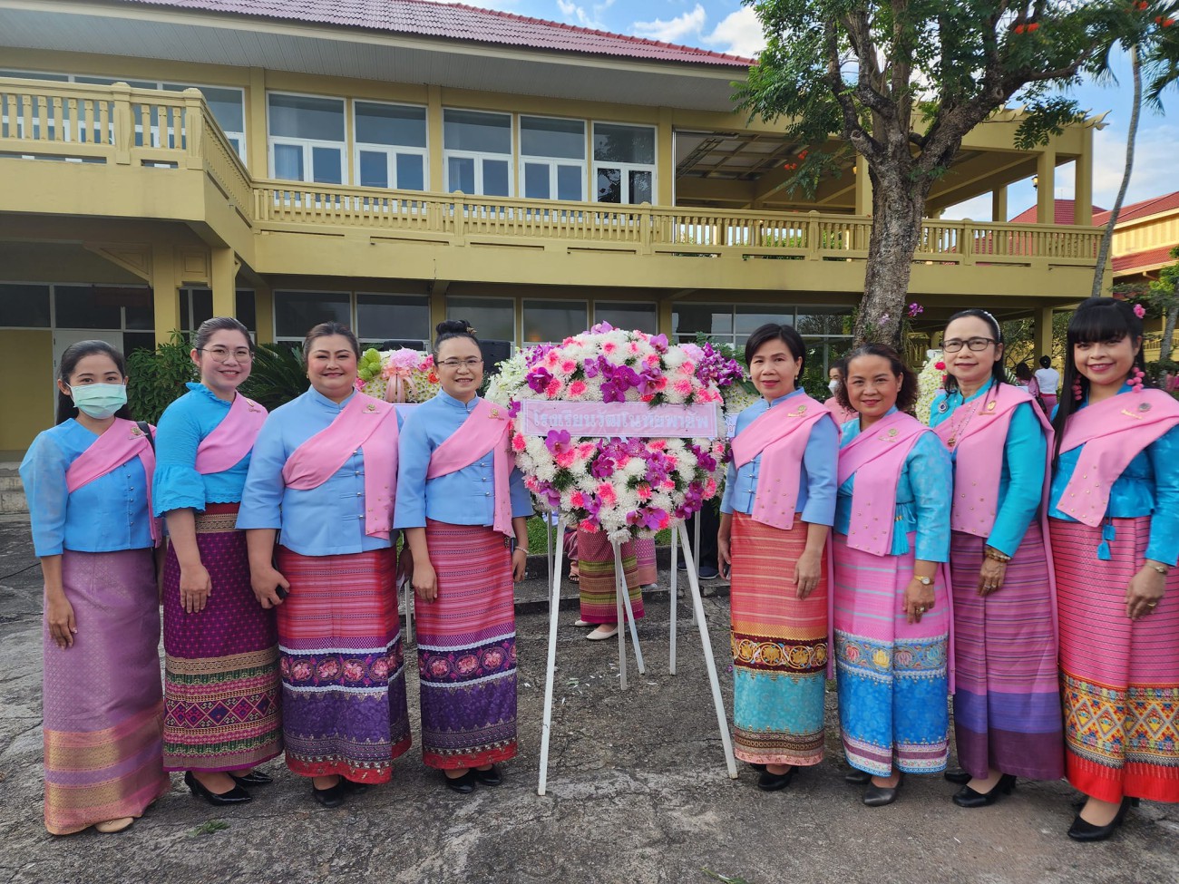 ร่วมพิธีวางพวงมาลาถวายสักการะพระราชชายาเจ้าดารารัศมี ณ บริเวณพระอนุสาวรีย์พระราชชายาเจ้าดารารัศมี พิพิธภัณฑ์พระตำหนักดาราภิรมย์ จุฬาลงกรณ์มหาวิทยาลัย uploads/2/2022-12/318315794_470653341866904_2984162057337853139_n.jpg