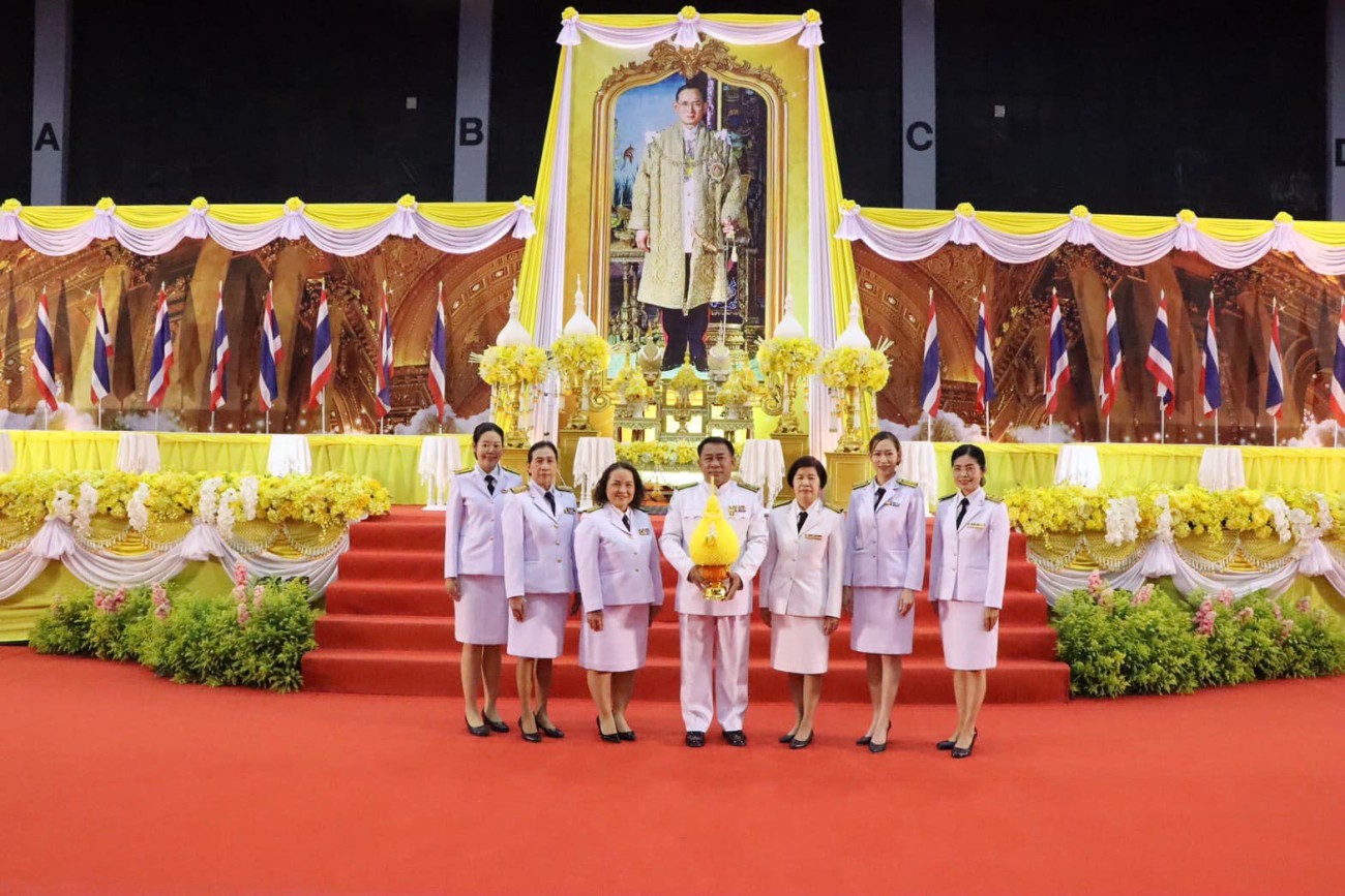 ตัวแทนข้าราชการครูและบุคลากรทางการศึกษา เข้าร่วมพิธีทำบุญตักบาตรเนื่องในวันคล้ายวันพระบรมราชสมภพ พระบาทสมเด็จพระบรมชนกาธิเบศรมหาภูมิพลอดุลยเดชบรมนาถบพิตร วันชาติ และวันพ่อแห่งชาติ 5 ธันวาคม 2565 uploads/2/2022-12/318329908_468394248759480_2389089734030612222_n.jpg