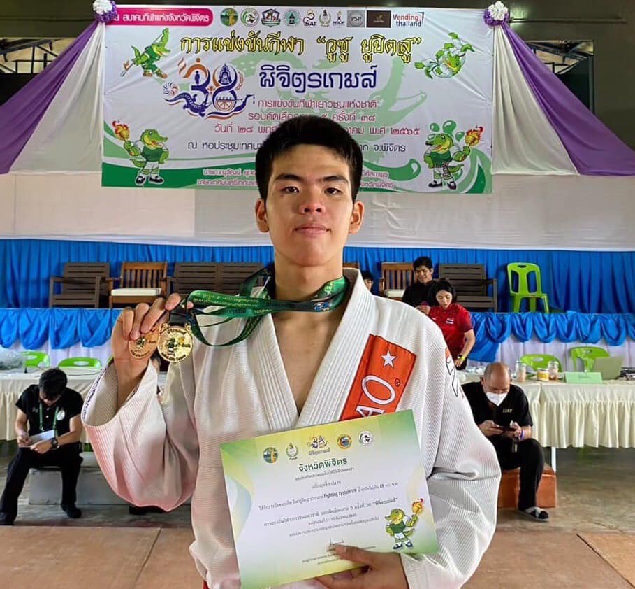 นายเกริกฤทธิ์ ยาวิราช นักเรียนชั้นมัธยมศึกษาปีที่ 5/6 ได้รับรางวัลชนะเลิศ กีฬายูยิตสู ประเภท Fighting system U19 กีฬาเยาวชนแห่งชาติรอบคัดเลือกภาค 5 ครั้งที่ 38 “พิจิตรเกมส์” uploads/2/2022-12/5de776df8b910f53e4494b80d2b04cd7.jpg
