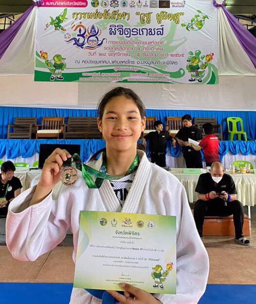 เด็กหญิงศรัณรพร ทองสะอาด นักเรียนชั้นมัธยมศึกษาปีที่ 1/7 ได้รับรางวัลรองชนะเลิศอันดับ 1 กีฬายูยิตสู ประเภทFighting system U16 น้ำหนักไม่เกิน 44 กิโลกรัมหญิง ในการแข่งขัน กีฬาเยาวชนแห่งชาติรอบคัดเลือกภาค 5 ครั้งที่ 38 “พิจิตรเกมส์” uploads/2/2022-12/fbe49ce9829e0e9d52b8d625da2ff5a8.jpg