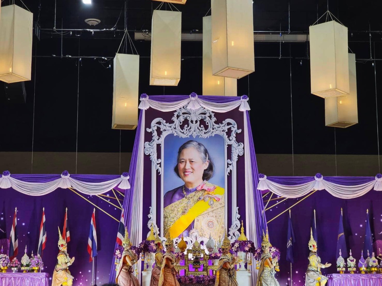 เข้าร่วมกิจกรรมเฉลิมพระเกียรติสมเด็จพระกนิษฐาธิราชเจ้า กรมสมเด็จพระเทพรัตนราชสุดาฯ สยามบรมราชกุมารี เนื่องในวันคล้ายวันพระราชสมภพ และวันอนุรักษ์มรดกไทย ณ ห้องราชพฤกษ์ ศูนย์ประชุมและแสดงสินค้านานาชาติเ uploads/2/2023-04/339311046_762374058594955_4598065985281051941_n.jpg