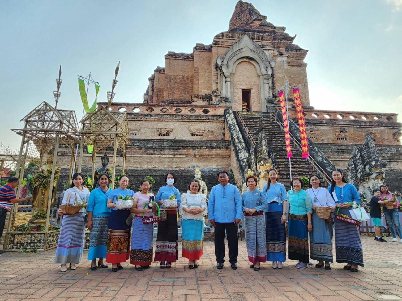 เข้าร่วมพิธีเจริญพระพุทธมนต์ในนามตัวแทนโรงเรียน และร่วมกิจกรรมงานประเพณีใส่ขันดอกบูชาเสาอินทขิล ณ วัดเจดีย์หลวงวรวิหาร uploads/2/2023-05/346635385_196066366660289_8741274332741882240_n.jpg