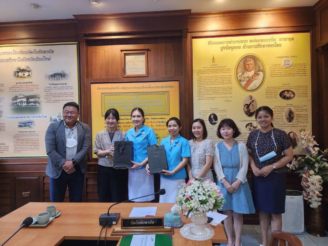 การต้อนรับ คณาจารย์จากมหาวิทยาลัยแห่งชาติพูซาน ประเทศสาธารณรัฐเกาหลี โดยมีวัตถุประสงค์เพื่อประชุมหารือเกี่ยวกับแนวทางการจัดกิจกรรมการเรียนรู้ทางภาษาและวัฒนธรรมเกาหลีระหว่างโรงเรียนวัฒโนทัยพายัพกับมหาว uploads/2/2023-07/352410823_596284245970479_4076901583253333419_n.jpg