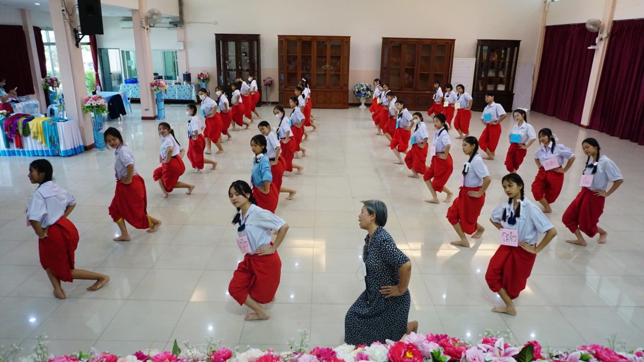 พิธีเปิดกิจกรรมการอบรมเชิงปฏิบัติการศิลปวัฒนธรรมด้านการแสดงในคุ้มพระราชชายาเจ้าดารารัศมี “ฟ้อนม่านมุยเชียงตา” โครงการเพิ่มพูน ความรู้ ทักษะ และประสบการณ์ ของผู้เรียน กลุ่มสาระการเรียนรู้ศิลปะ ประจำปีก uploads/2/2023-09/368238345_619193440346226_93825867404980808_n.jpg
