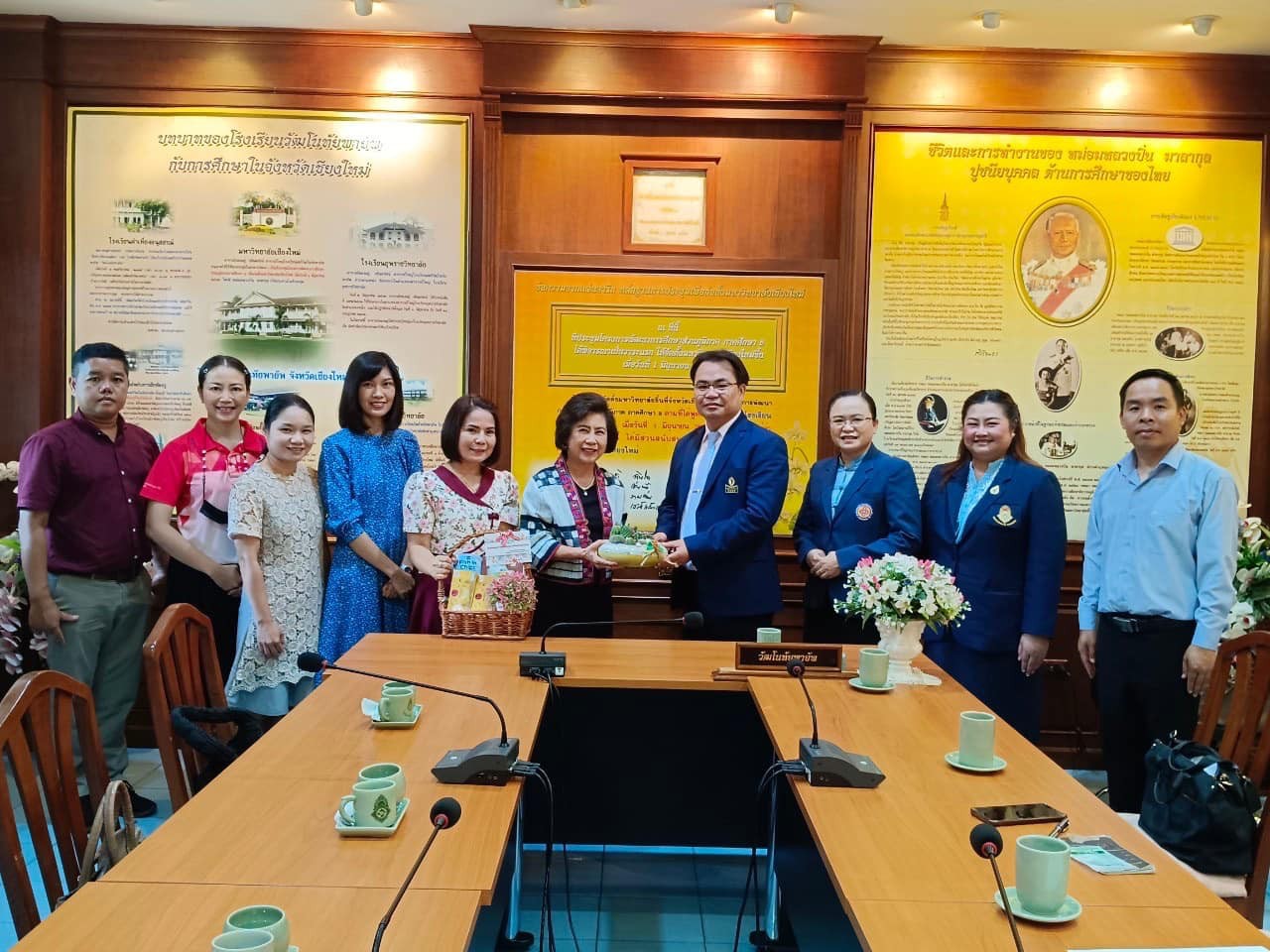 หม่อมหลวงนิศามณี ผลธัญญา โรงเรียนอนุบาลสวนเด็กเชียงใหม่ ประธานมูลนิธิสมเด็จพระศรีสวรินทิราบรมราชเทวี พระพันวัสสาอัยยิกาเจ้า พร้อมด้วยคณะบริหารโรงเรียนอนุบาลสวนเด็กเชียงใหม่ เครือข่ายทางการศึกษาของโรง uploads/2/2023-10/395988538_122099672612089568_3780208808130135386_n.jpg