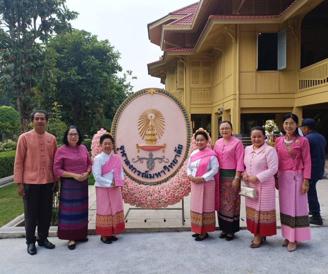 เข้าร่วมพิธีวางพวงมาลาถวายสักการะพระราชชายาเจ้าดารารัศมี พระราชชายาในพระบาทสมเด็จพระจุลจอมเกล้าเจ้าอยู่หัว รัชกาลที่ 5 uploads/2/2023-12/408772168_122120674466089568_8776064628479801732_n.jpg