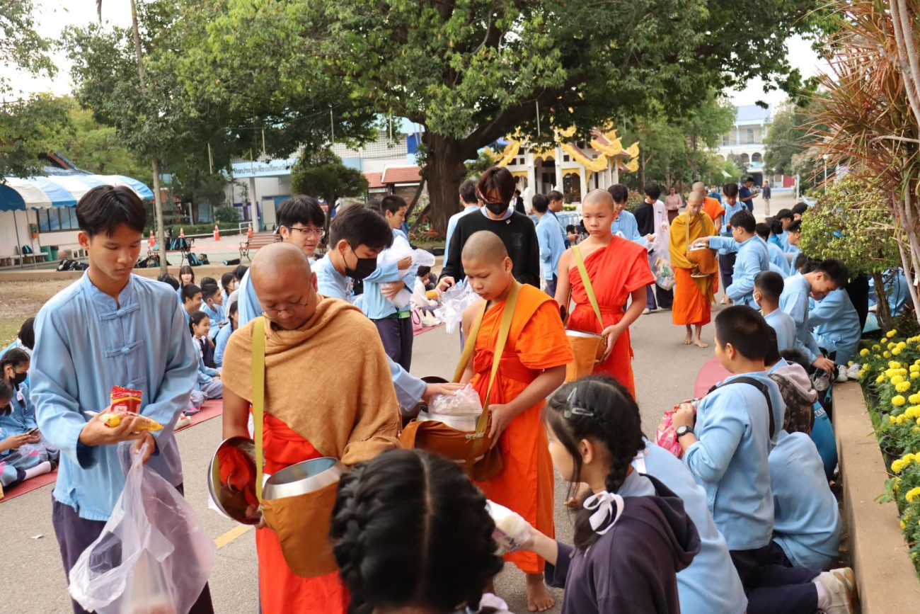 ร่วมสืบทอดพระพุทธศาสนา พิธีทำบุญตักบาตร uploads/2/2024-02/421849960_122130680498089568_4250642799755064887_n.jpg