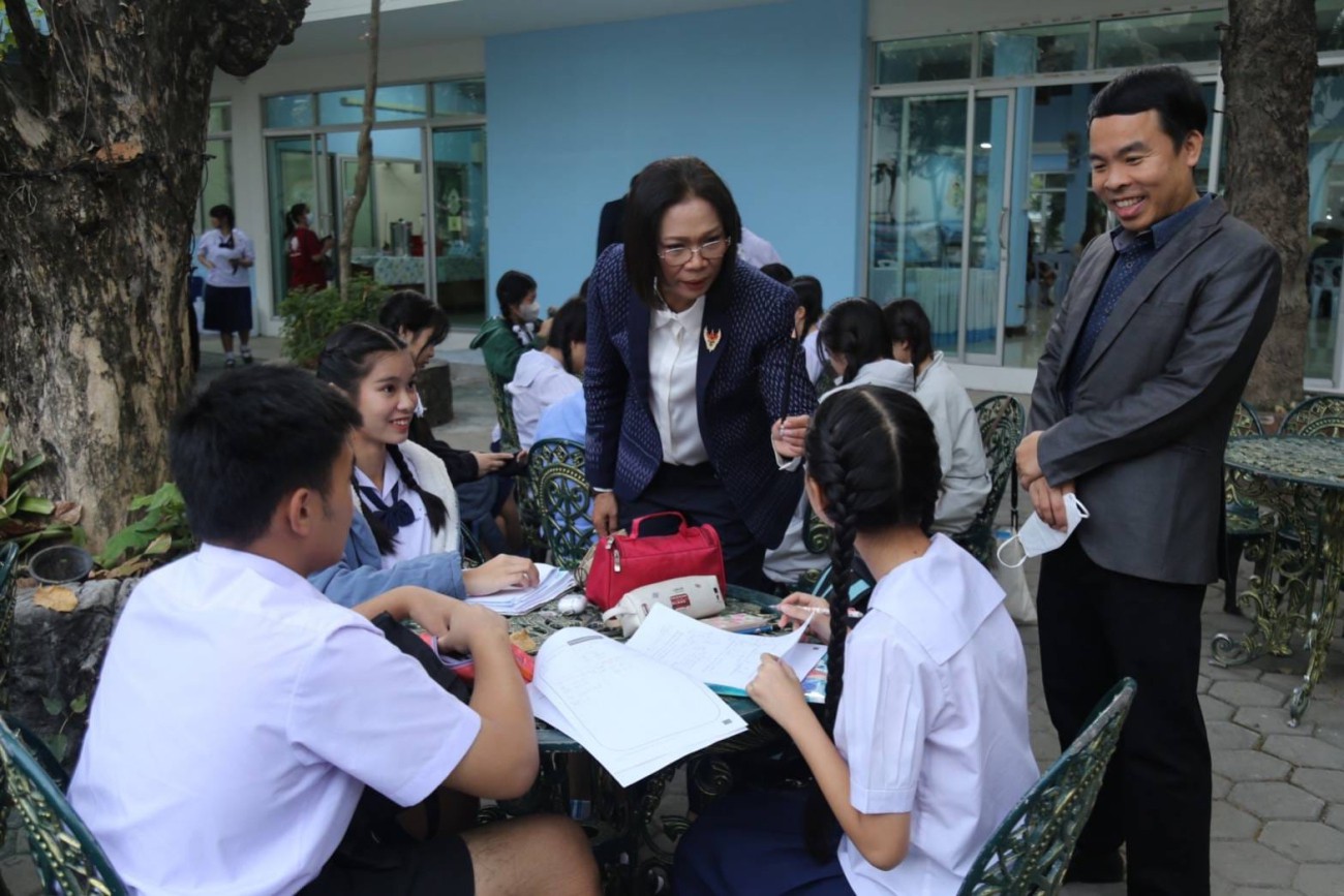 ต้อนรับ ดร.อัจฉรา ช่วยนุ่ม ผู้อำนวยการสำนักงานเขตพื้นที่การศึกษามัธยมศึกษาเชียงใหม่ ในโอกาสตรวจเยี่ยมสนามสอบ O-NET ระดับชั้นมัธยมศึกษาปีที่ 3 uploads/2/2024-02/421975056_122133758078089568_6530014787704088173_n.jpg