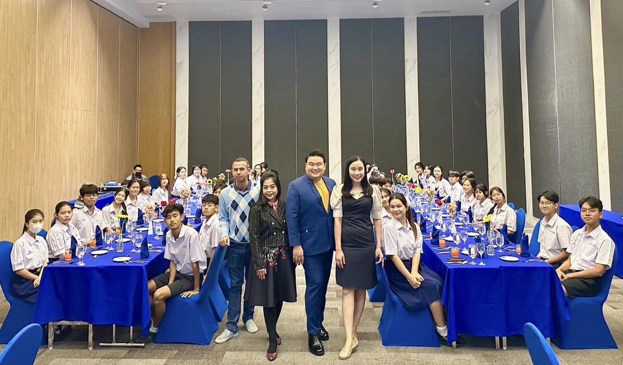 ร่วมกิจกรรมนักเรียนแผนการเรียนภาษาอังกฤษภาษาฝรั่งเศสห้อง ม. 4-6 จำนวน 43 คน หัวข้อ การเรียนรู้เกี่ยวกับการโรงแรม มารยาทบนโต๊ะอาหารฝรั่งเศสและการรับประทานอาหารยุโรป ณ โรงแรม Wintree City Resort Chiangm uploads/2/2024-02/424778667_122132817812089568_7850414783645738365_n.jpg