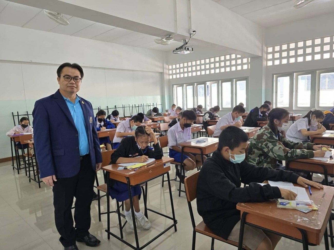ผู้อำนวยการโรงเรียนวัฒโนทัยพายัพ และคณะรองผู้อำนวยการโรงเรียน ตรวจเยี่ยมและให้กำลังใจคณะครูที่ปฏิบัติหน้าที่ในการจัดสอบและนักเรียนที่มาสอบคัดเลือกเข้าเรียนห้องพิเศษ ระดับชั้นมัธยมศึกษาปีที่ 1 ปีการศึก uploads/2/2024-02/424958441_122135182724089568_6526847017811004210_n.jpg