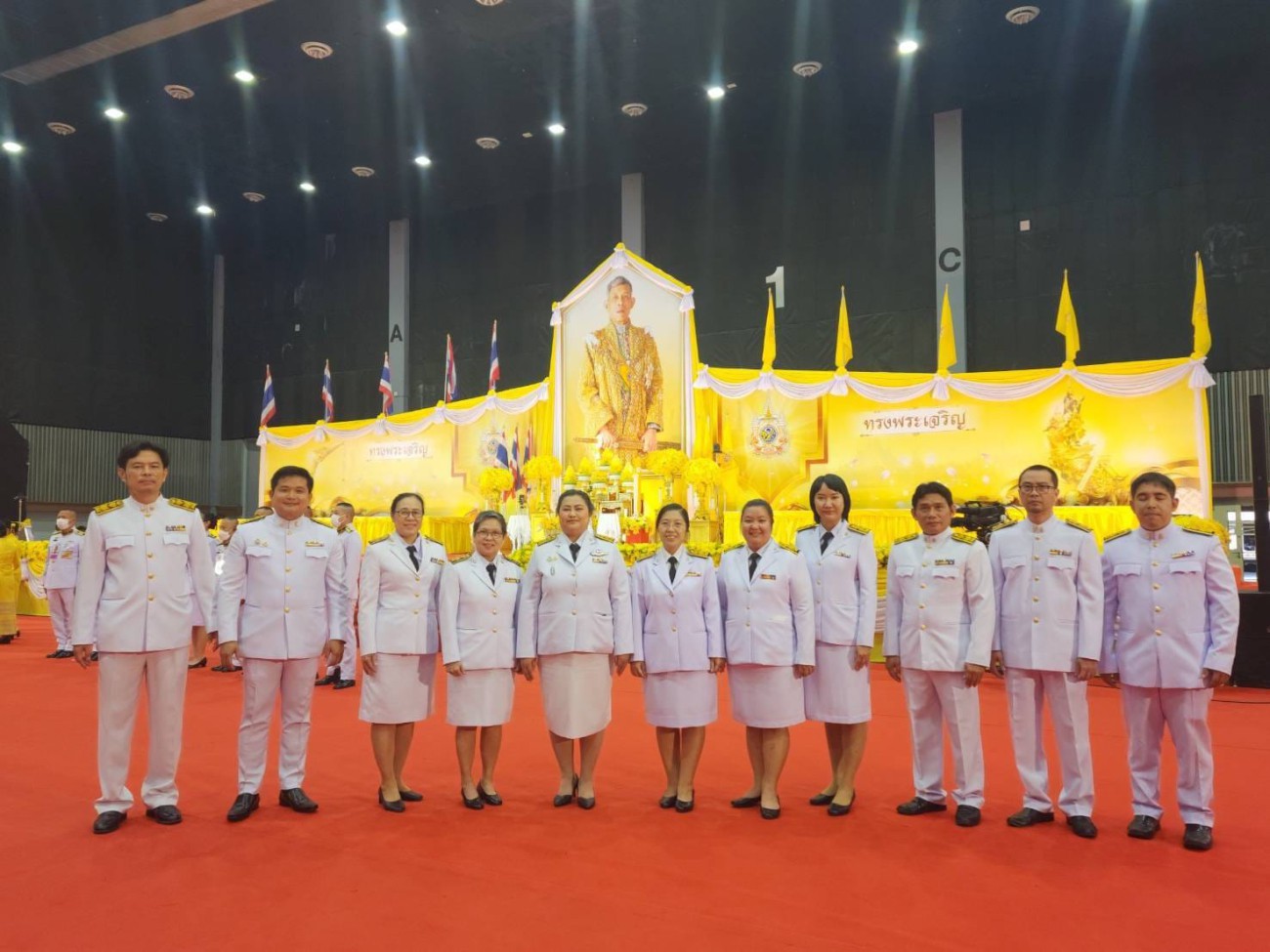 ร่วมพิธีถวายเครื่องราชสักการะและวางพานพุ่ม พิธีจุดเทียนถวายพระพรชัยมงคล uploads/2/2024-07/453153028_122164632794089568_8670171873912398781_n.jpg