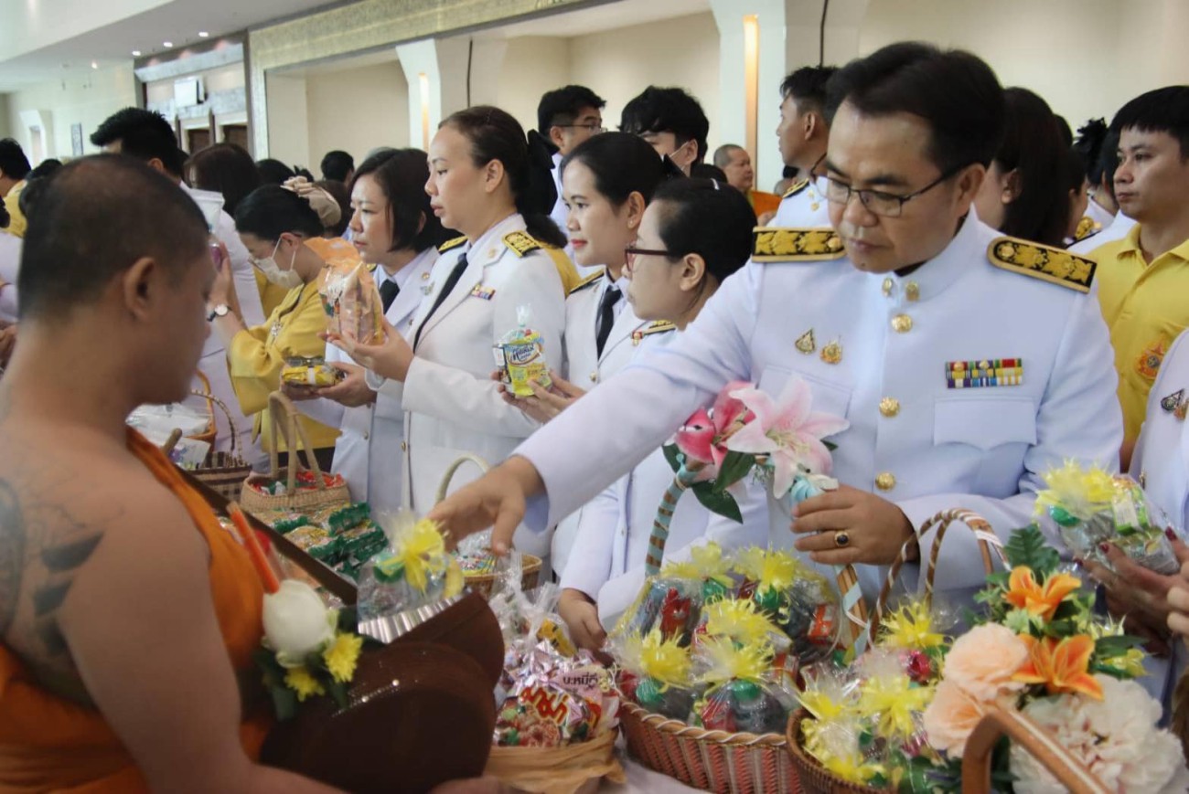ร่วมพิธีเจริญพระพุทธมนต์และพิธีตักบาตรถวายพระราชกุศล uploads/2/2024-07/453245692_122164491848089568_3960826398220308438_n.jpg