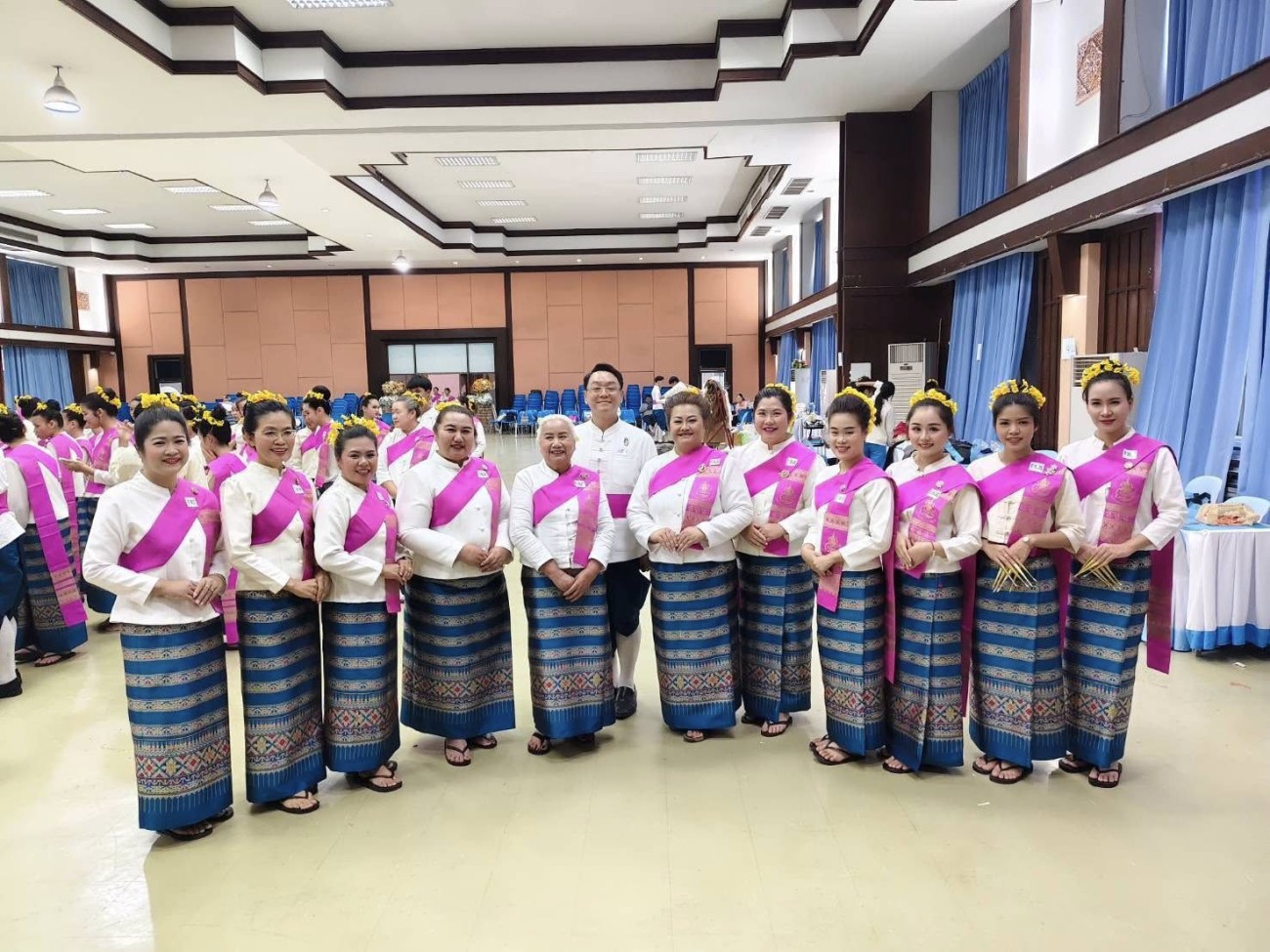 คณะครู บุคลากรทางการศึกษา ผู้ปกครอง และนักเรียนโรงเรียนวัฒโนทัยพายัพ จำนวน 459 คน ร่วมกิจกรรมฟ้อนเล็บอัตลักษณ์ สมโภชเชียงใหม่ครบ 729 ปี uploads/2/2025-05/492197654_649329451418168_1014697549281672591_n.jpg